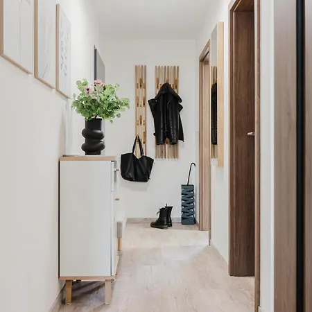 Days - Attic 1bdr - Workspace - Garage - Smíchov