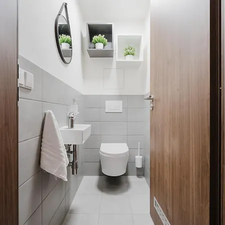 Days - Attic 1bdr - Workspace - Garage - Smichov Appartamento Praga