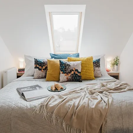 Days - Attic 1bdr - Workspace - Garage - Smichov شقة براغ