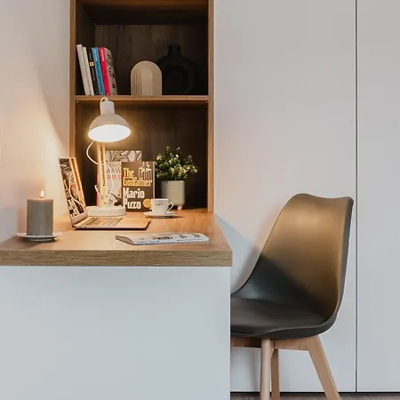 شقة Days - Attic 1bdr - Workspace - Garage - Smichov