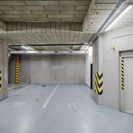 Days - Attic 1bdr - Workspace - Garage - Smichov Prag